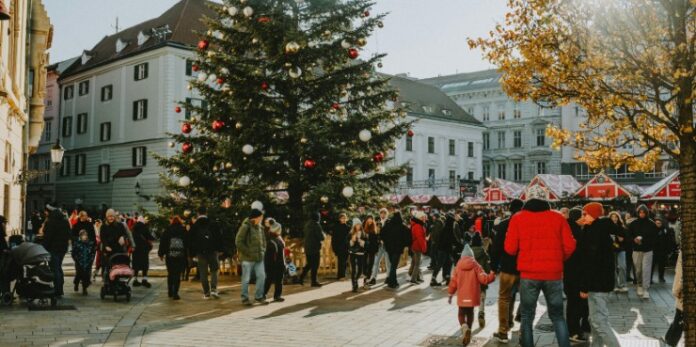holiday-shoppers holiday shoppers